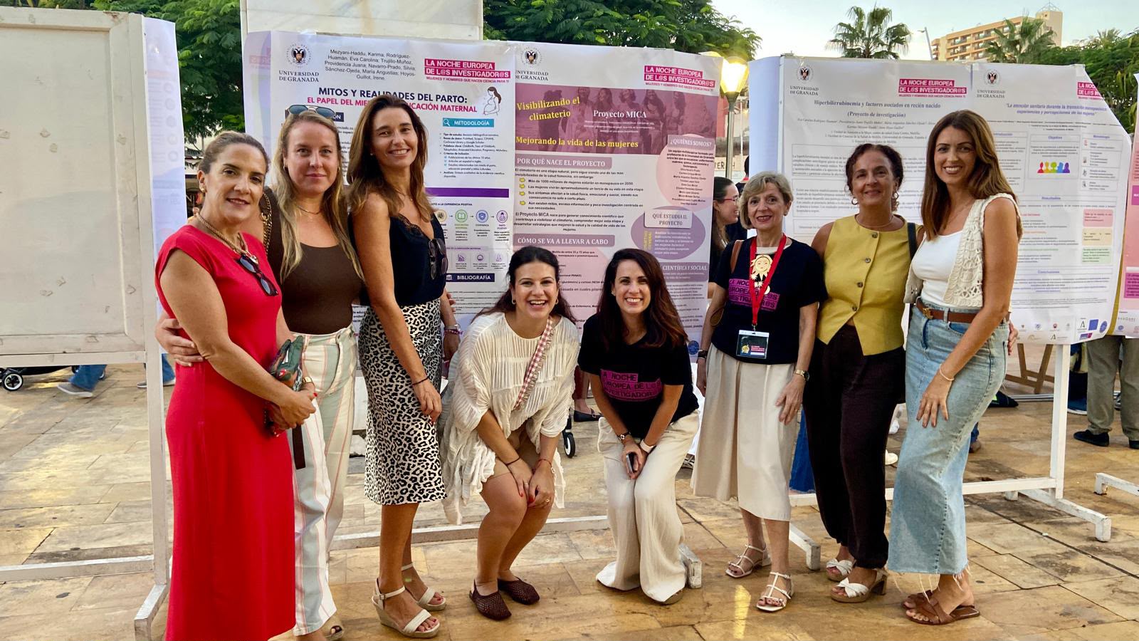 Equipo investigador del Proyecto MICA junto a su póster en la Noche Europea de los Investigadores